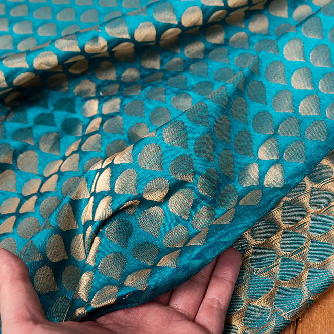〔1m切り売り〕インドの伝統模様布　光沢感のあるブロケード生地に　美しい金糸の紋織　雨模様〔幅約109cm〕 6 - 生地の拡大写真です