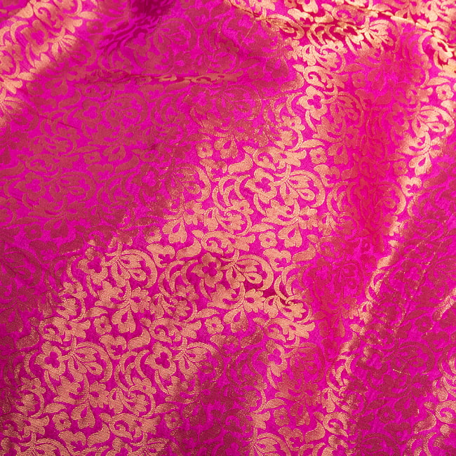 〔1m切り売り〕インドの伝統模様布　光沢感のあるブロケード生地に　美しい金糸の紋織　更紗〔幅約111cm〕 4 - 生地の拡大写真です