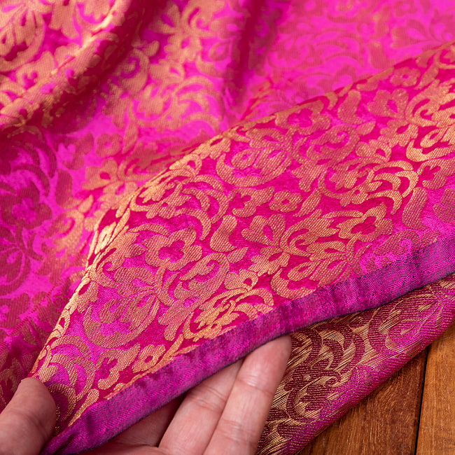 〔1m切り売り〕インドの伝統模様布　光沢感のあるブロケード生地に　美しい金糸の紋織　更紗〔幅約111cm〕 6 - 生地の拡大写真です