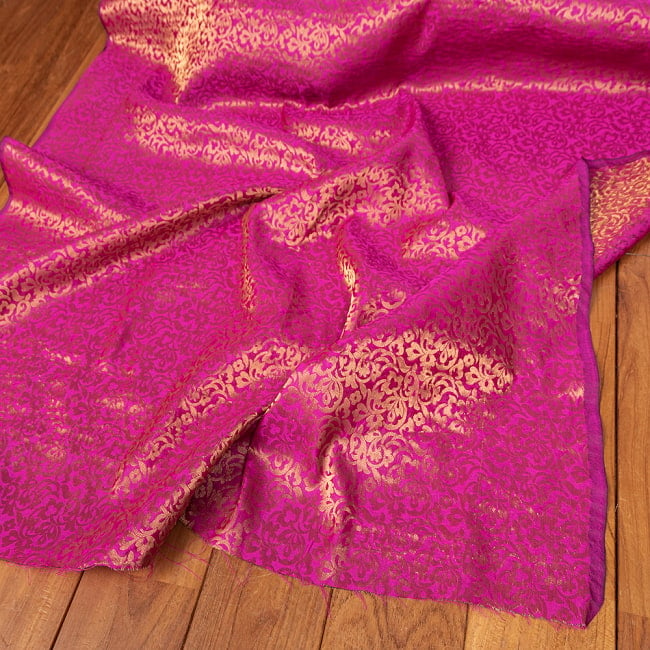 〔1m切り売り〕インドの伝統模様布　光沢感のあるブロケード生地に　美しい金糸の紋織　更紗〔幅約111cm〕の写真1枚目です。とても雰囲気のある、インドからやって来た切り売りの生地です。キラキラ布,豪華な布,切り売り　テーブルクロス　おしゃれ,計り売り布,布 生地,アジア布,手芸,生地,アジアン,ファブリック,テーブルクロス,ソファーカバー