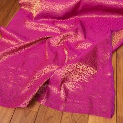 〔1m単位切り売り〕インドの伝統模様布 光沢感のあるブロケード生地に 美しい金糸の紋織 更紗〔幅約111cm〕