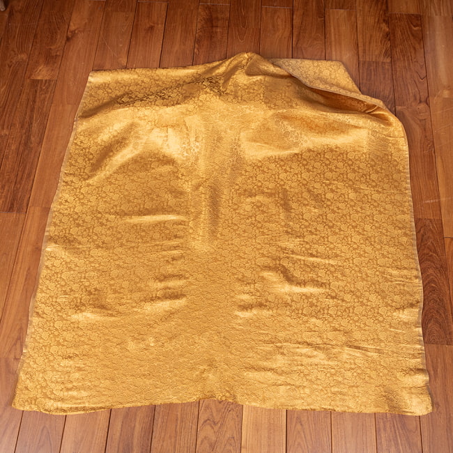 〔1m切り売り〕インドの伝統模様布　光沢感のあるブロケード生地に　美しい金糸の紋織　更紗〔幅約115cm〕 2 - 全体を広げてみたところです。1mの長さごとにご購入いただけます。
