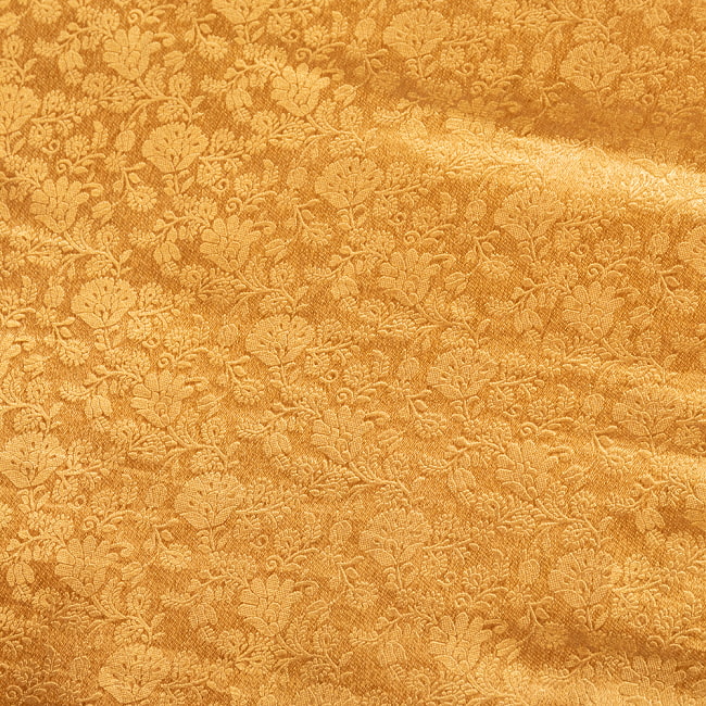 〔1m切り売り〕インドの伝統模様布　光沢感のあるブロケード生地に　美しい金糸の紋織　更紗〔幅約115cm〕 4 - 生地の拡大写真です