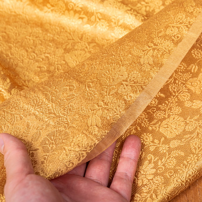 〔1m切り売り〕インドの伝統模様布　光沢感のあるブロケード生地に　美しい金糸の紋織　更紗〔幅約115cm〕 6 - 生地の拡大写真です