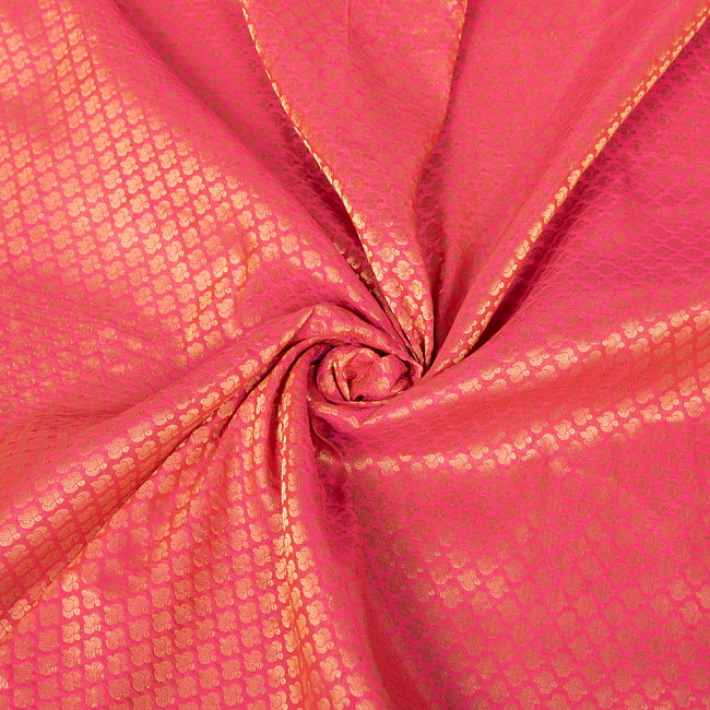 〔1m切り売り〕インドの伝統模様布　光沢感のあるブロケード生地に　美しい金糸の紋織〔幅約110cm〕 5 - 陰影があるとこのような感じになります