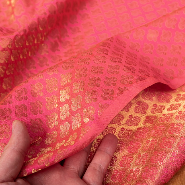 〔1m切り売り〕インドの伝統模様布　光沢感のあるブロケード生地に　美しい金糸の紋織〔幅約110cm〕 6 - 生地の拡大写真です
