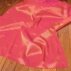 〔1m単位切り売り〕インドの伝統模様布 光沢感のあるブロケード生地に 美しい金糸の紋織〔幅約110cm〕