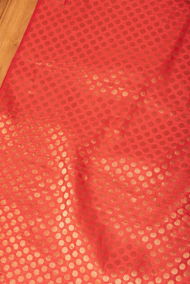 〔1m切り売り〕〔緑or赤〕インドの伝統模様布　光沢感のあるブロケード生地に　美しい金糸の紋織　水玉 3 - インドならではの布ですね
