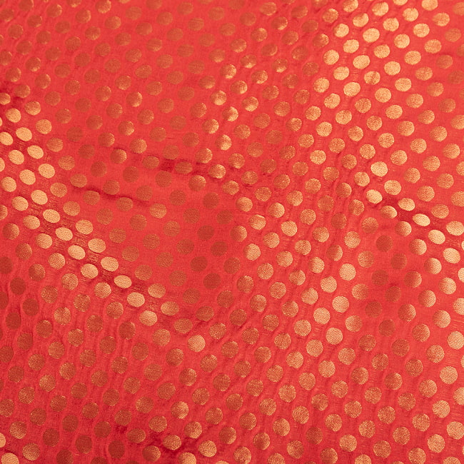 〔1m切り売り〕〔緑or赤〕インドの伝統模様布　光沢感のあるブロケード生地に　美しい金糸の紋織　水玉 4 - 生地の拡大写真です
