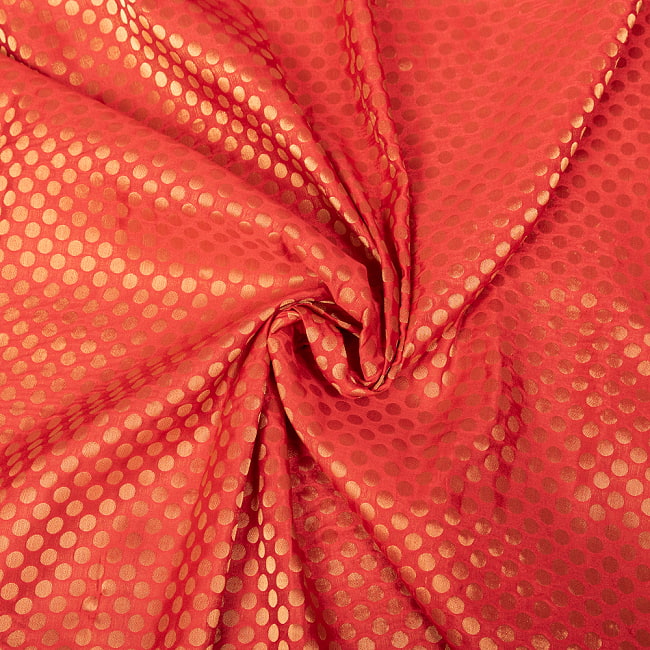 〔1m切り売り〕〔緑or赤〕インドの伝統模様布　光沢感のあるブロケード生地に　美しい金糸の紋織　水玉 5 - 陰影があるとこのような感じになります
