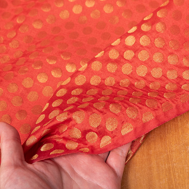 〔1m切り売り〕〔緑or赤〕インドの伝統模様布　光沢感のあるブロケード生地に　美しい金糸の紋織　水玉 6 - 生地の拡大写真です