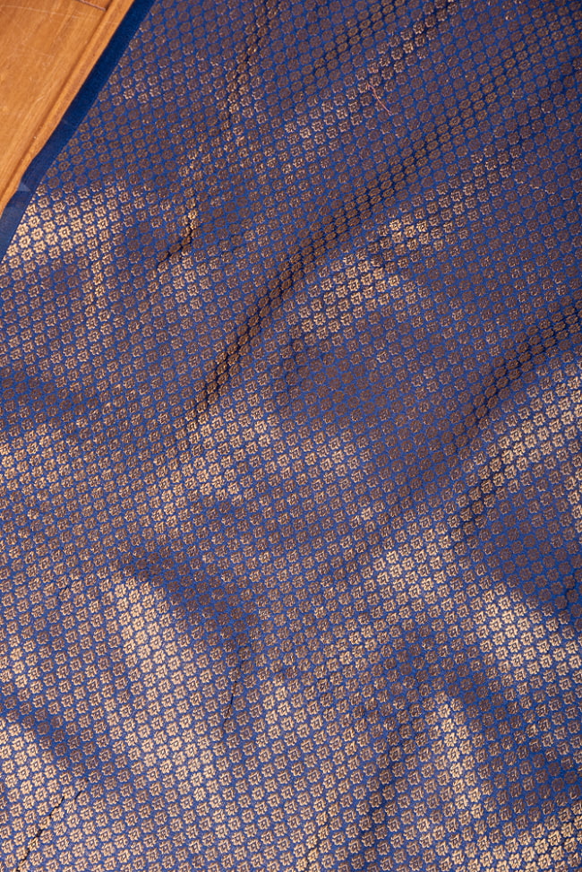 〔1m切り売り〕インドの伝統模様布　光沢感のあるブロケード生地に　美しい金糸の紋織　小花柄〔幅約104cm〕 3 - インドならではの布ですね