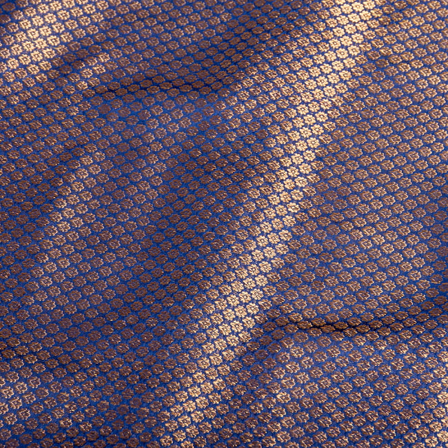 〔1m切り売り〕インドの伝統模様布　光沢感のあるブロケード生地に　美しい金糸の紋織　小花柄〔幅約104cm〕 4 - 生地の拡大写真です