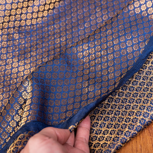 〔1m切り売り〕インドの伝統模様布　光沢感のあるブロケード生地に　美しい金糸の紋織　小花柄〔幅約104cm〕 6 - 生地の拡大写真です