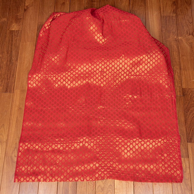 〔1m切り売り〕インドの伝統模様布　光沢感のあるブロケード生地に　美しい金糸の紋織　小花柄〔幅約107cm〕 2 - 全体を広げてみたところです。1mの長さごとにご購入いただけます。