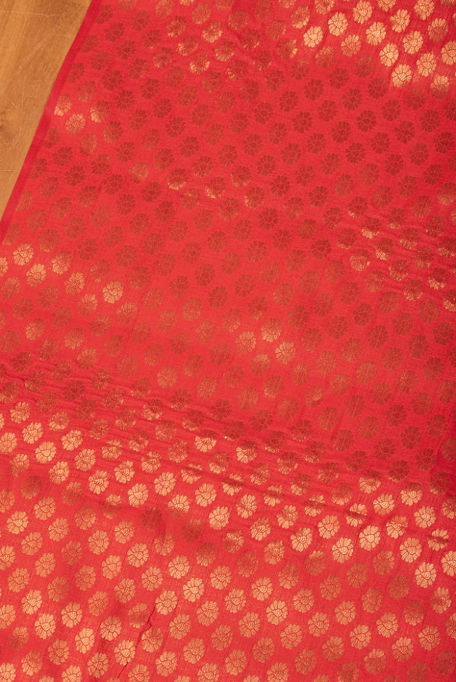 〔1m切り売り〕インドの伝統模様布　光沢感のあるブロケード生地に　美しい金糸の紋織　小花柄〔幅約107cm〕 3 - インドならではの布ですね