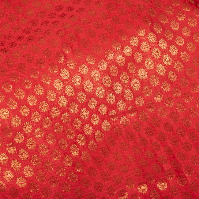 〔1m切り売り〕インドの伝統模様布　光沢感のあるブロケード生地に　美しい金糸の紋織　小花柄〔幅約107cm〕 4 - 生地の拡大写真です