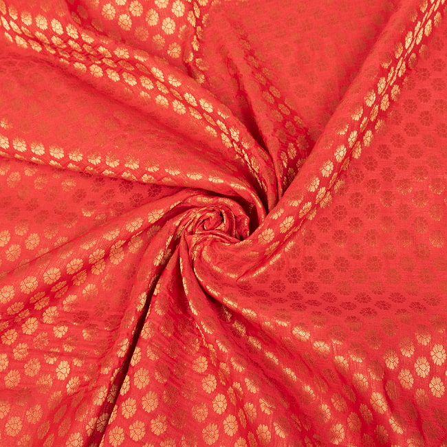 〔1m切り売り〕インドの伝統模様布　光沢感のあるブロケード生地に　美しい金糸の紋織　小花柄〔幅約107cm〕 5 - 陰影があるとこのような感じになります