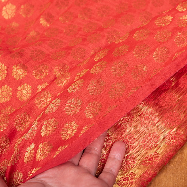 〔1m切り売り〕インドの伝統模様布　光沢感のあるブロケード生地に　美しい金糸の紋織　小花柄〔幅約107cm〕 6 - 生地の拡大写真です