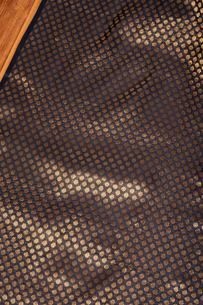 〔1m切り売り〕インドの伝統模様布　光沢感のあるブロケード生地に　美しい金糸の紋織　小花柄〔幅約109cm〕 3 - インドならではの布ですね