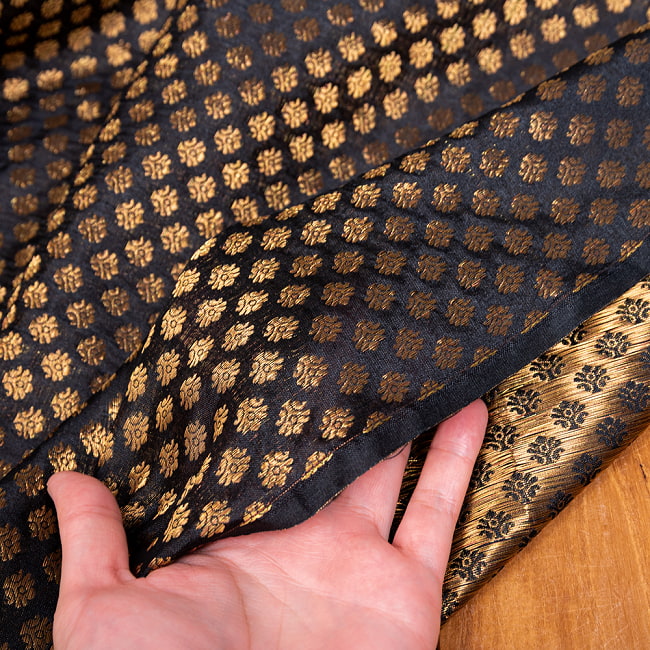 〔1m切り売り〕インドの伝統模様布　光沢感のあるブロケード生地に　美しい金糸の紋織　小花柄〔幅約109cm〕 6 - 生地の拡大写真です