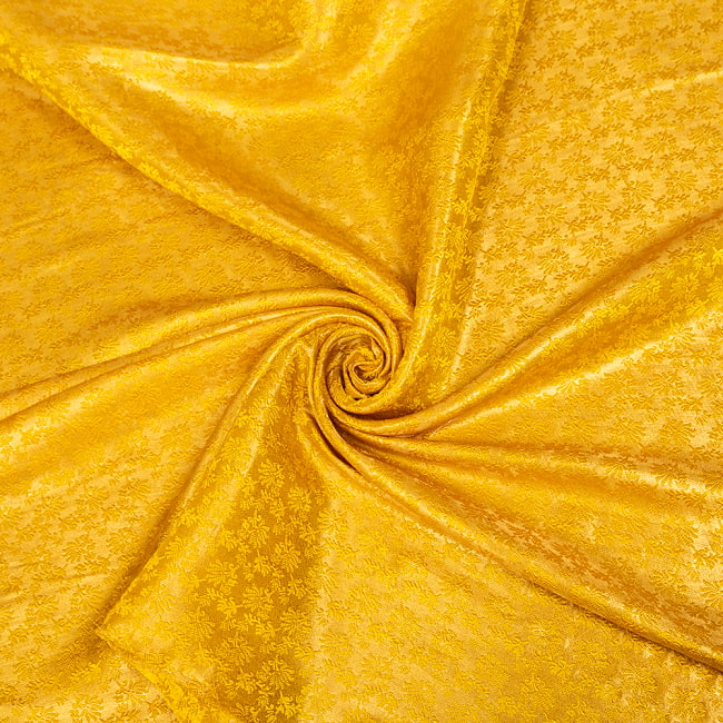 〔1m切り売り〕インドの伝統模様布　光沢感のあるブロケード生地に　美しい金糸の紋織　更紗〔幅約115cm〕 5 - 陰影があるとこのような感じになります