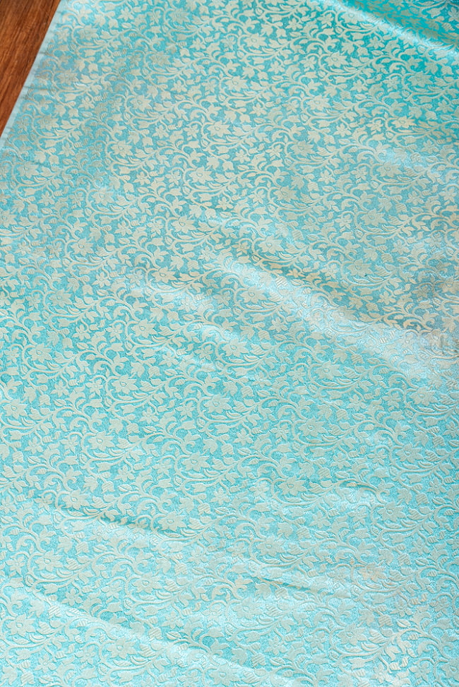 〔1m切り売り〕インドの伝統模様布　光沢感のあるブロケード生地に　美しい金糸の紋織　更紗〔幅約118cm〕 3 - インドならではの布ですね