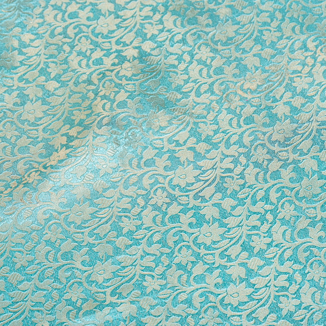 〔1m切り売り〕インドの伝統模様布　光沢感のあるブロケード生地に　美しい金糸の紋織　更紗〔幅約118cm〕 4 - 生地の拡大写真です