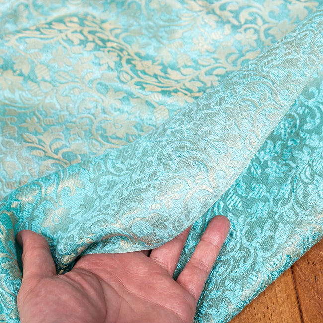 〔1m単位切り売り〕インドの伝統模様布 光沢感のあるブロケード生地に 美しい金糸の紋織 更紗〔幅約118cm〕 6 - 生地の拡大写真です