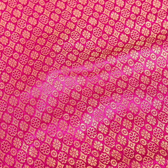〔1m切り売り〕インドの伝統模様布　光沢感のあるブロケード生地に　美しい金糸の紋織〔幅約111cm〕 4 - 生地の拡大写真です