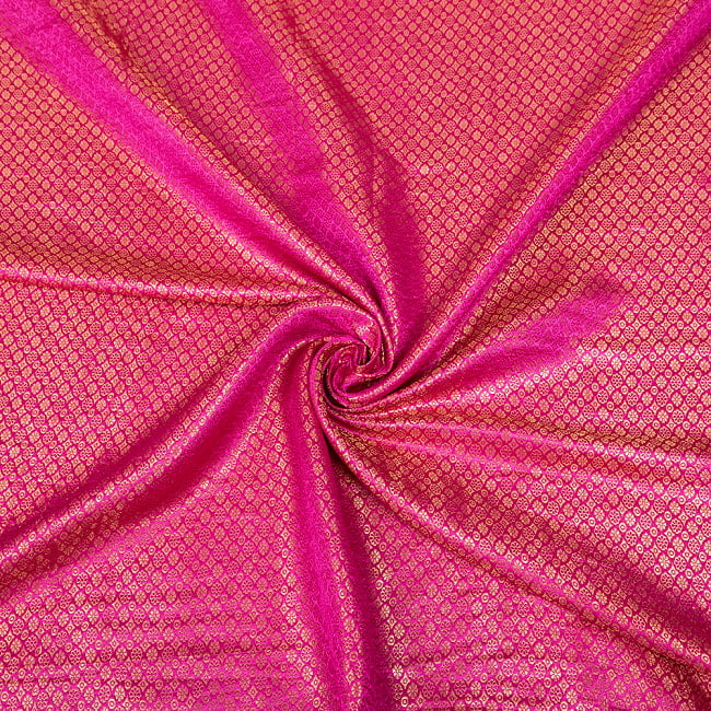 〔1m切り売り〕インドの伝統模様布　光沢感のあるブロケード生地に　美しい金糸の紋織〔幅約111cm〕 5 - 陰影があるとこのような感じになります