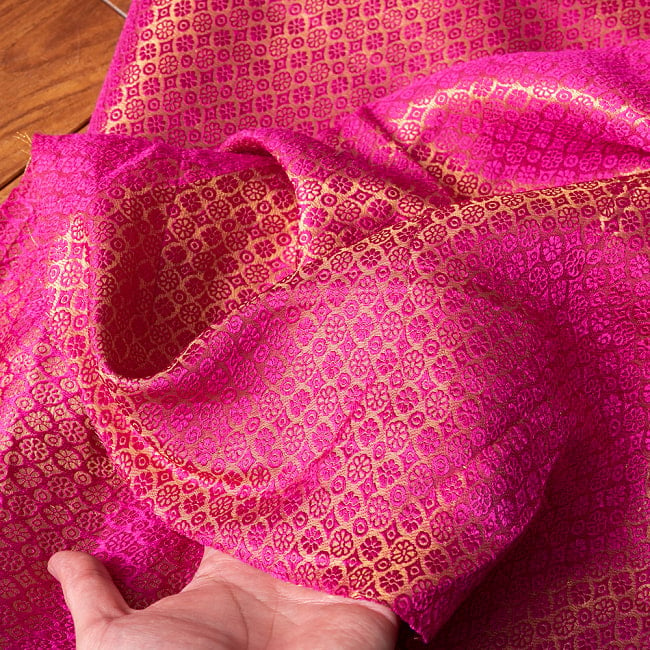 〔1m切り売り〕インドの伝統模様布　光沢感のあるブロケード生地に　美しい金糸の紋織〔幅約111cm〕 6 - 生地の拡大写真です