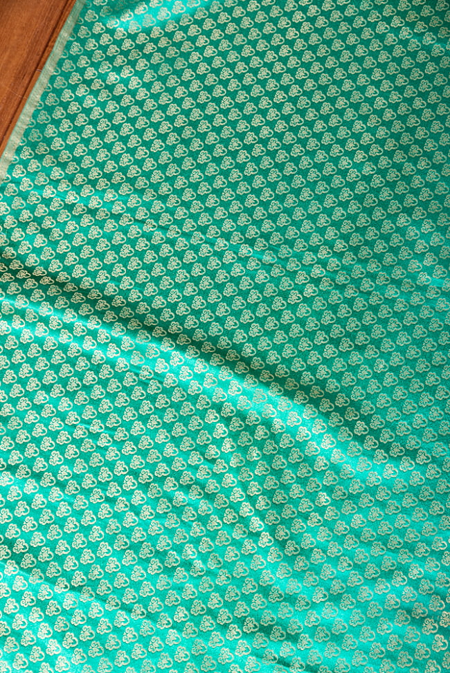 〔1m切り売り〕インドの伝統模様布　光沢感のあるブロケード生地に　美しい金糸の紋織〔幅約121cm〕 3 - インドならではの布ですね