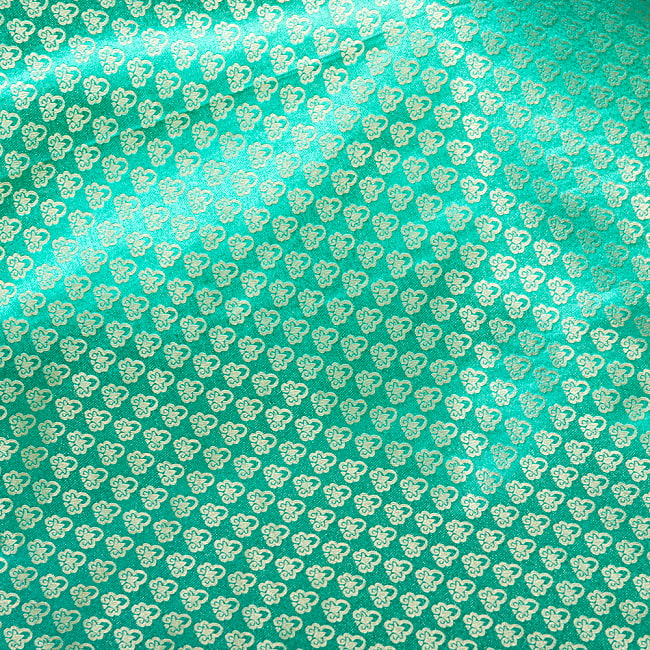 〔1m切り売り〕インドの伝統模様布　光沢感のあるブロケード生地に　美しい金糸の紋織〔幅約121cm〕 4 - 生地の拡大写真です
