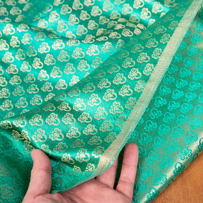 〔1m切り売り〕インドの伝統模様布　光沢感のあるブロケード生地に　美しい金糸の紋織〔幅約121cm〕 6 - 生地の拡大写真です