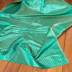 〔1m単位切り売り〕インドの伝統模様布 光沢感のあるブロケード生地に 美しい金糸の紋織〔幅約121cm〕