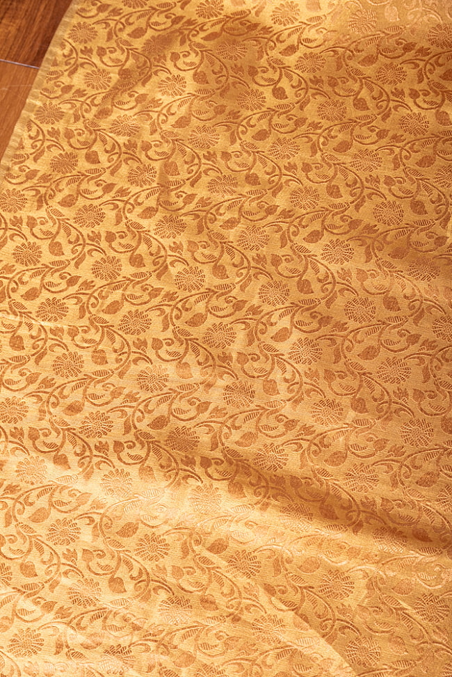 〔1m切り売り〕インドの伝統模様布　光沢感のあるブロケード生地に　美しい金糸の紋織　更紗〔幅約117cm〕 3 - インドならではの布ですね
