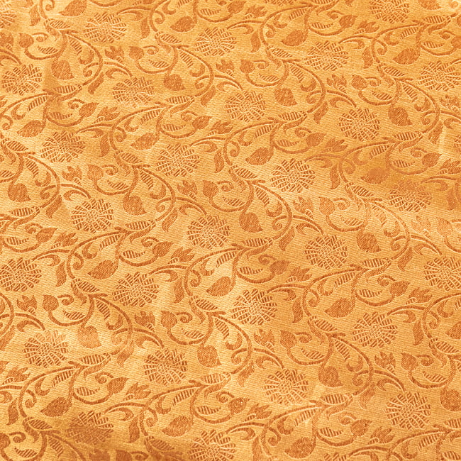 〔1m切り売り〕インドの伝統模様布　光沢感のあるブロケード生地に　美しい金糸の紋織　更紗〔幅約117cm〕 4 - 生地の拡大写真です