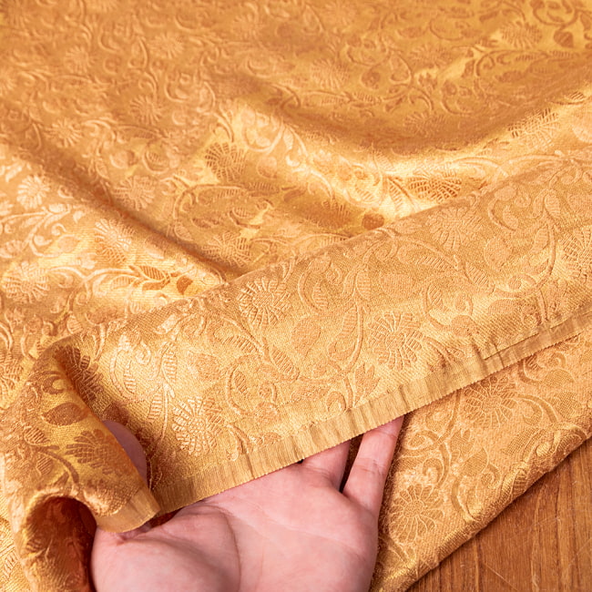 〔1m切り売り〕インドの伝統模様布　光沢感のあるブロケード生地に　美しい金糸の紋織　更紗〔幅約117cm〕 6 - 生地の拡大写真です