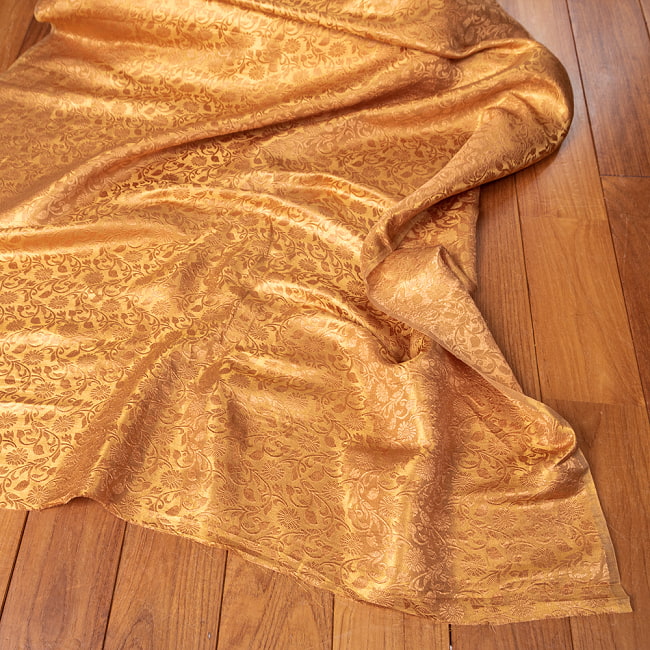 〔1m切り売り〕インドの伝統模様布　光沢感のあるブロケード生地に　美しい金糸の紋織　更紗〔幅約117cm〕の写真1枚目です。とても雰囲気のある、インドからやって来た切り売りの生地です。キラキラ布,豪華な布,切り売り　テーブルクロス　おしゃれ,計り売り布,布 生地,アジア布,手芸,生地,アジアン,ファブリック,テーブルクロス,ソファーカバー
