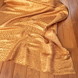 〔1m切り売り〕インドの伝統模様布　光沢感のあるブロケード生地に　美しい金糸の紋織　更紗〔幅約117cm〕の商品写真
