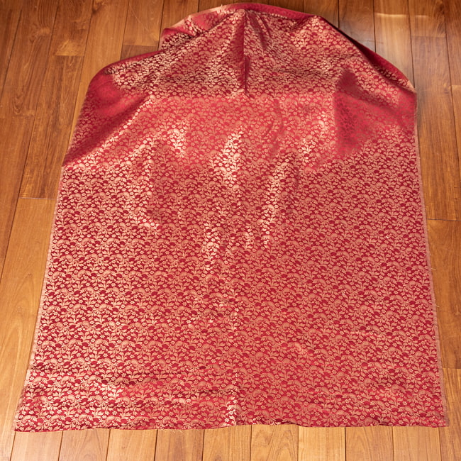 〔1m切り売り〕インドの伝統模様布　光沢感のあるブロケード生地に　美しい金糸の紋織　更紗〔幅約110cm〕 2 - 全体を広げてみたところです。1mの長さごとにご購入いただけます。