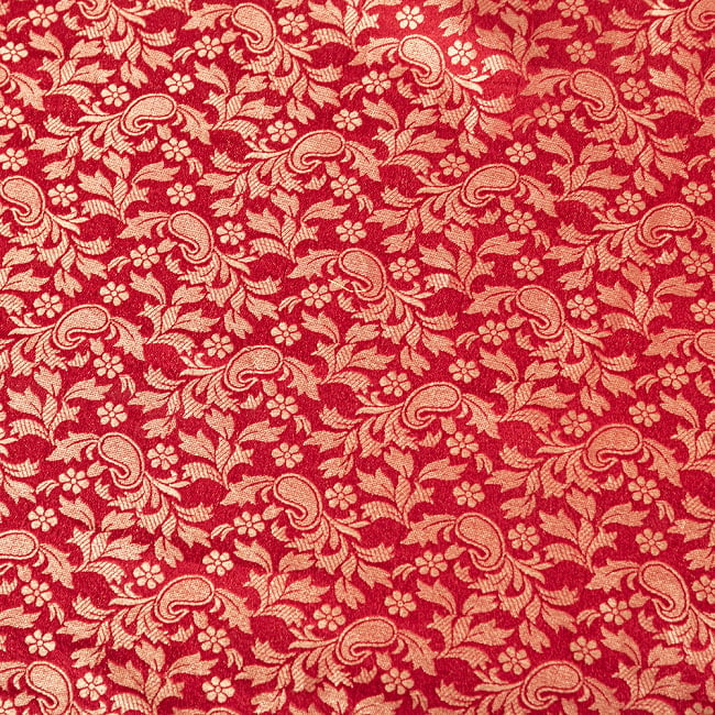 〔1m切り売り〕インドの伝統模様布　光沢感のあるブロケード生地に　美しい金糸の紋織　更紗〔幅約110cm〕 4 - 生地の拡大写真です