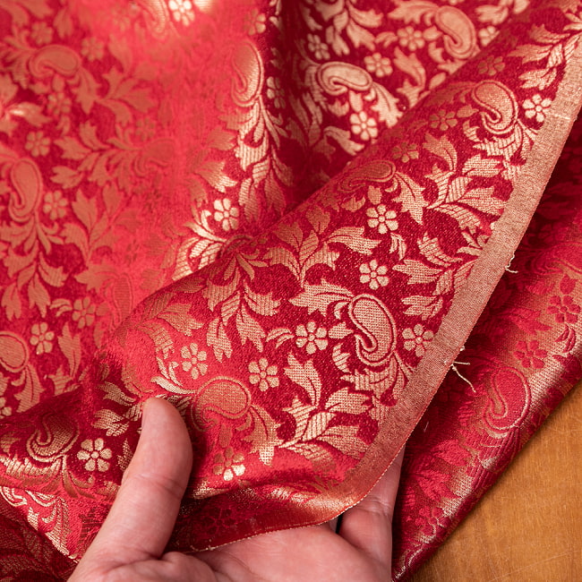 〔1m切り売り〕インドの伝統模様布　光沢感のあるブロケード生地に　美しい金糸の紋織　更紗〔幅約110cm〕 6 - 生地の拡大写真です