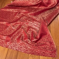 〔1m単位切り売り〕インドの伝統模様布 光沢感のあるブロケード生地に 美しい金糸の紋織 更紗〔幅約110cm〕