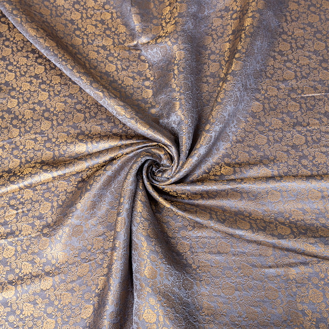 〔1m切り売り〕インドの伝統模様布　光沢感のあるブロケード生地に　美しい金糸の紋織　更紗〔幅約117cm〕 5 - 陰影があるとこのような感じになります