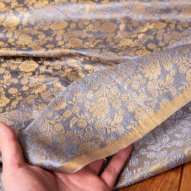 〔1m切り売り〕インドの伝統模様布　光沢感のあるブロケード生地に　美しい金糸の紋織　更紗〔幅約117cm〕 6 - 生地の拡大写真です