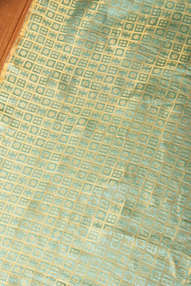 〔1m切り売り〕インドの伝統模様布　光沢感のあるブロケード生地に　美しい金糸の紋織　格子模様〔幅約117cm〕 3 - インドならではの布ですね