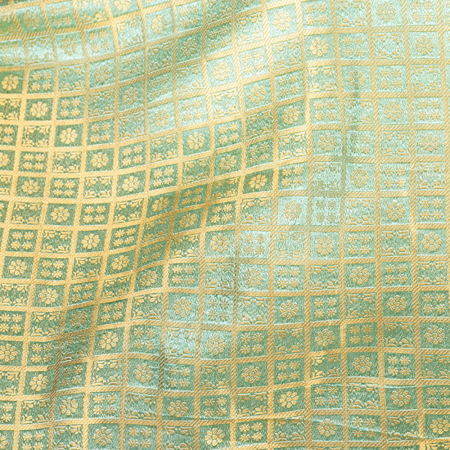 〔1m切り売り〕インドの伝統模様布　光沢感のあるブロケード生地に　美しい金糸の紋織　格子模様〔幅約117cm〕 4 - 生地の拡大写真です