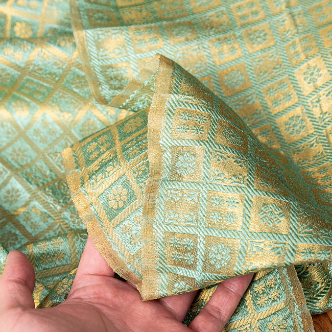 〔1m切り売り〕インドの伝統模様布　光沢感のあるブロケード生地に　美しい金糸の紋織　格子模様〔幅約117cm〕 6 - 生地の拡大写真です